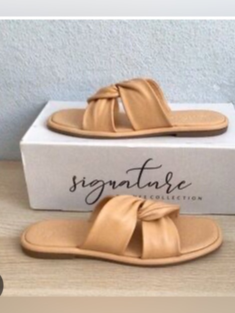 Journee Signature Women's Kanndice sandals featuring a stylish knotted NIB 9.5
